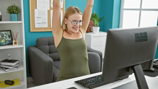 Joven Mujer Rubia Trabajadora Negocios Usando Computadora Trabajando Con Gesto —  Fotos de Stock