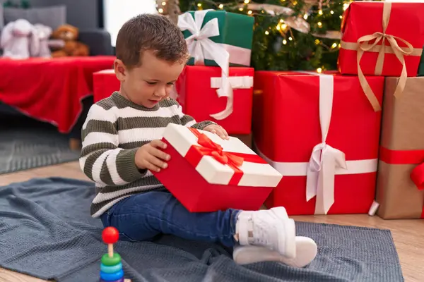 Adorável Menino Caucasiano Desempacotando Presente Natal Sentado Chão Casa — Fotografia de Stock