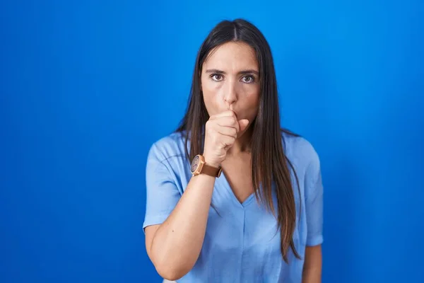 Young Brunette Woman Standing Blue Background Feeling Unwell Coughing Symptom — Stock Photo, Image