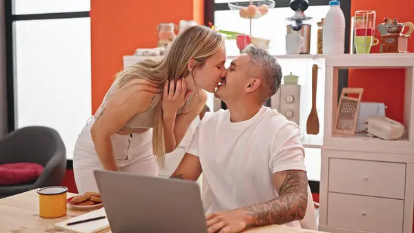 Ehepaar Mit Laptop Frühstückt Küssend Speisesaal — Stockfoto