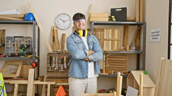 Smiling Young Hispanic Man Confidently Standing Crossed Arms His Carpentry — Stock Photo, Image