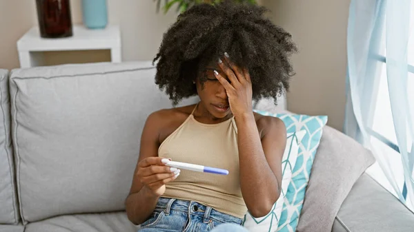 Hamilelik Testi Uygulayan Afrikalı Amerikalı Kadın Evde Stresli — Stok fotoğraf