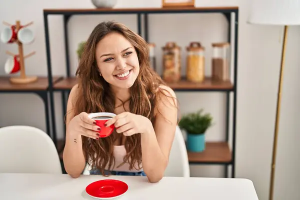 Young Beautiful Hispanic Woman Drinking Coffee Sitting Table Home — Stockfoto