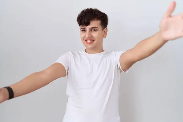 Gündelik Beyaz Shirt Giyen Genç Bir Adam Kameraya Bakıp Sarılmak — Stok fotoğraf