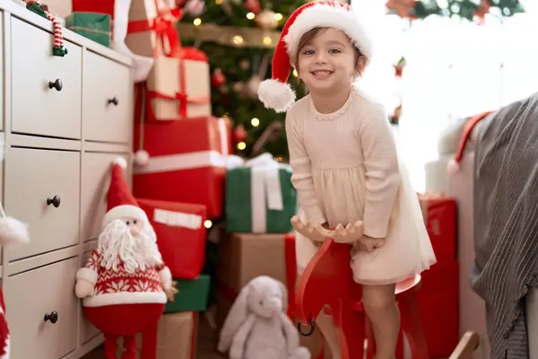 Adorable Fille Assise Sur Renne Bascule Par Arbre Noël Maison — Photo