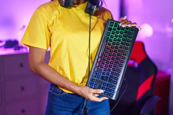 Young Beautiful Latin Woman Streamer Holding Keyboard Computer Gaming Room — Stock Photo, Image