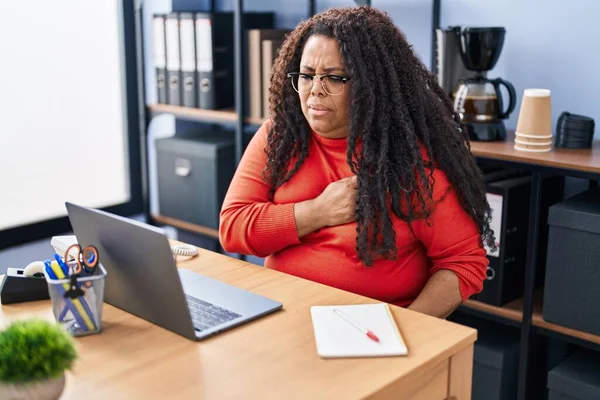 Afroamerikansk Kvinnlig Affärsman Stressad Arbetar Kontoret — Stockfoto