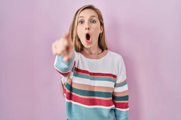 Young Blonde Woman Standing Pink Background Pointing Finger Surprised Ahead — ストック写真
