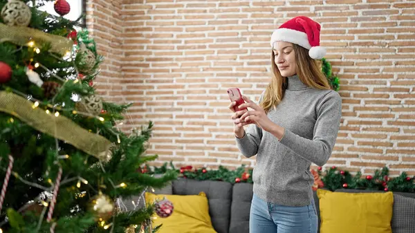 Νεαρή Καυκάσια Γυναίκα Που Χρησιμοποιεί Smartphone Γιορτάζει Χριστούγεννα Στο Σπίτι — Φωτογραφία Αρχείου