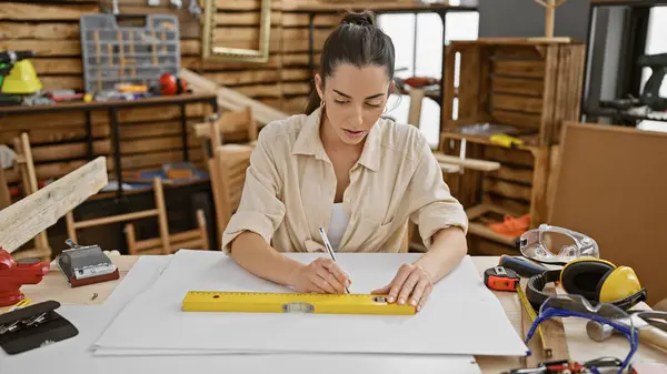 Beautiful Young Hispanic Woman Scientist Doubting Carpentry Portrait Relaxed Concentration — Stock Photo, Image