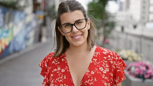 Gyönyörű Spanyol Szemüveget Visel Magabiztosan Áll Mosolyog Híres Dotonbori Utcán — Stock Fotó