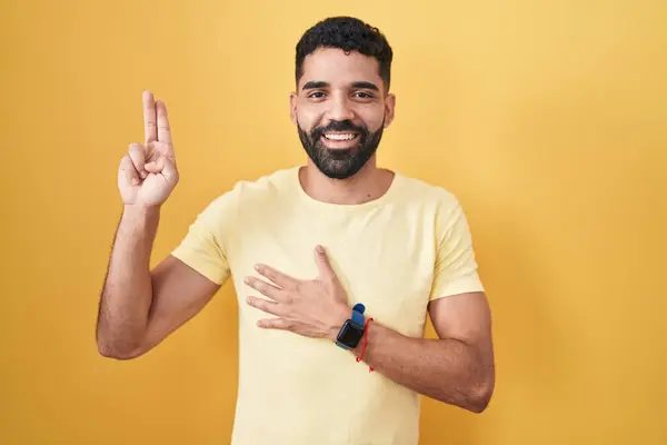 Spaanse Man Met Baard Die Een Gele Achtergrond Staat Glimlachen — Stockfoto