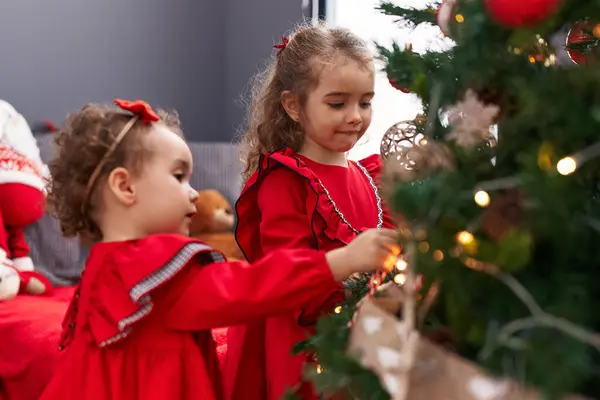Bedårande Flickor Ler Säker Dekorera Julgran Hemma — Stockfoto