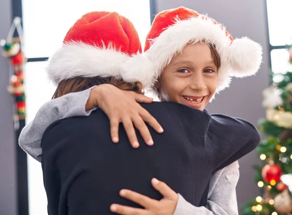Sevimli Çocuklar Noel Evde Kutlarken Birbirlerine Sarılıyorlar — Stok fotoğraf