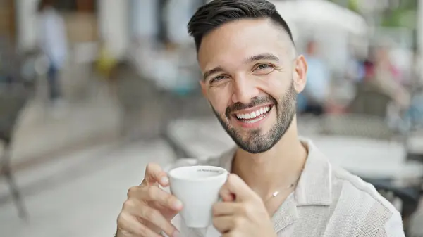 Joven Hispano Sonriendo Confiado Bebiendo Café Terraza Cafetería — Foto de Stock