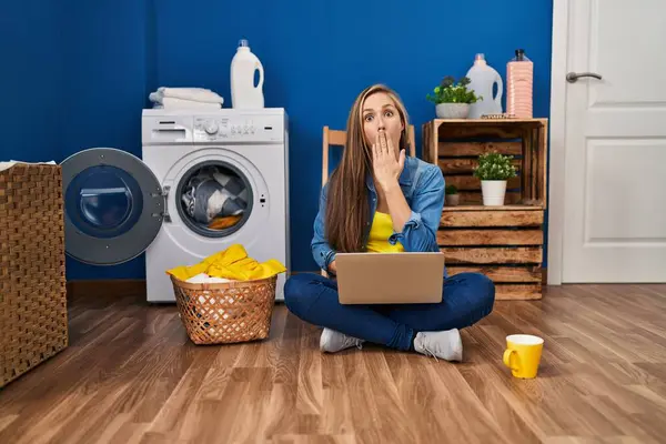 Ung Blond Kvinna Som Tvättar Med Laptop Som Täcker Munnen — Stockfoto