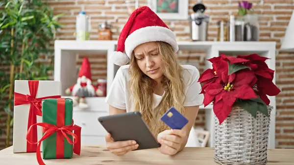 Νεαρή Ξανθιά Γυναίκα Ψώνια Touchpad Και Πιστωτική Κάρτα Γιορτάζει Χριστούγεννα — Φωτογραφία Αρχείου