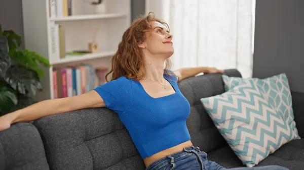 Junge Frau Lächelt Selbstbewusst Entspannt Auf Dem Heimischen Sofa — Stockfoto