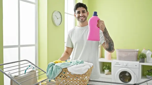 Jovem Hispânico Segurando Garrafa Detergente Por Varal Lavanderia — Fotografia de Stock