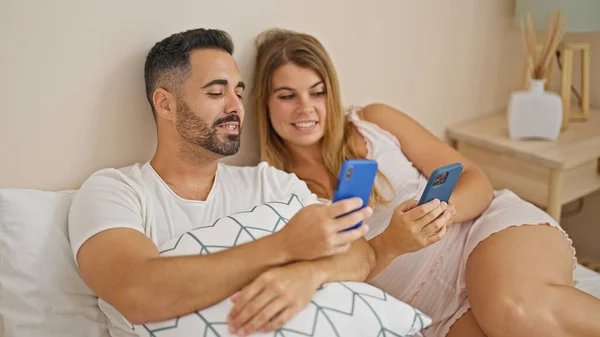 Mann Und Frau Sitzen Mit Smartphones Bett Und Sprechen Schlafzimmer — Stockfoto