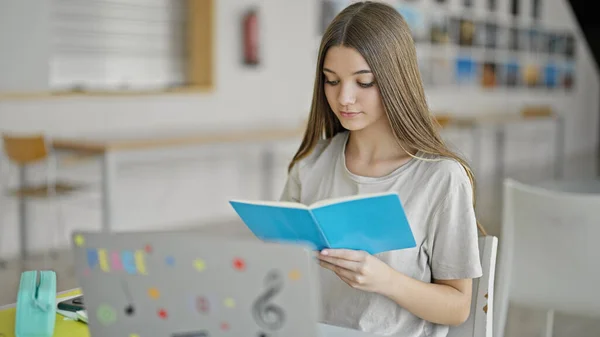 Joven Hermosa Chica Estudiante Lectura Libro Utilizando Ordenador Portátil Biblioteca — Foto de Stock