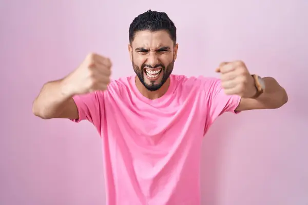 Hispanic Young Man Standing Pink Background Angry Mad Raising Fists — Stock Photo, Image