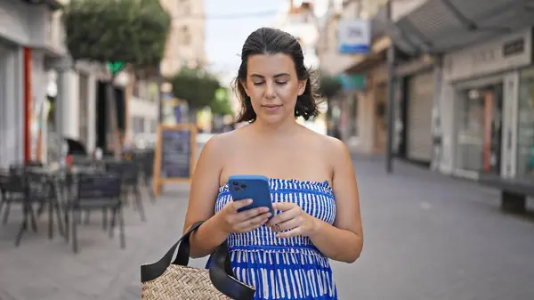 Fiatal Spanyol Mosolyog Boldog Használ Smartphone Utcán — Stock Fotó