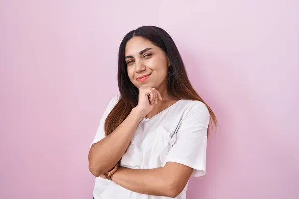 Mujer Árabe Joven Pie Sobre Fondo Rosa Con Mano Barbilla —  Fotos de Stock