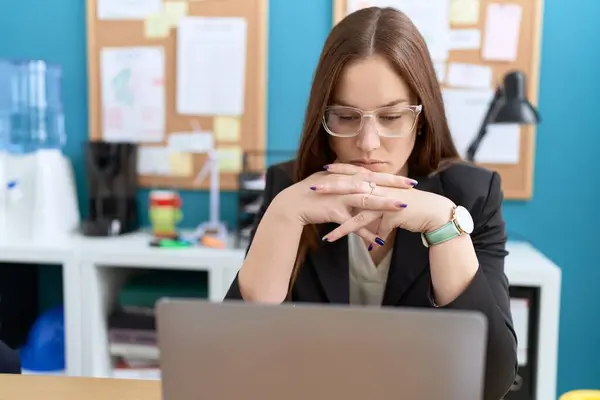 Junge Schöne Geschäftsfrau Benutzt Laptop Mit Ernstem Gesichtsausdruck Büro — Stockfoto