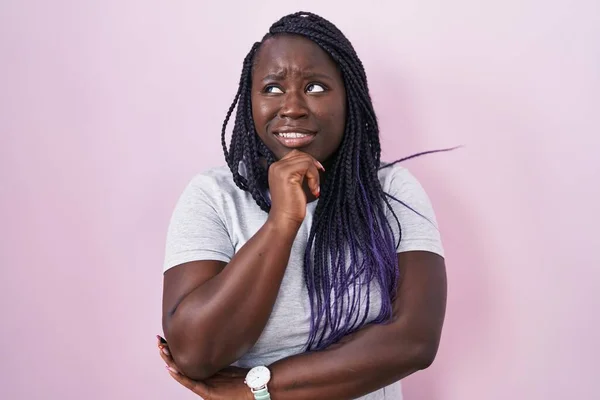 Ung Afrikansk Kvinna Står Över Rosa Bakgrund Tänkande Orolig För — Stockfoto