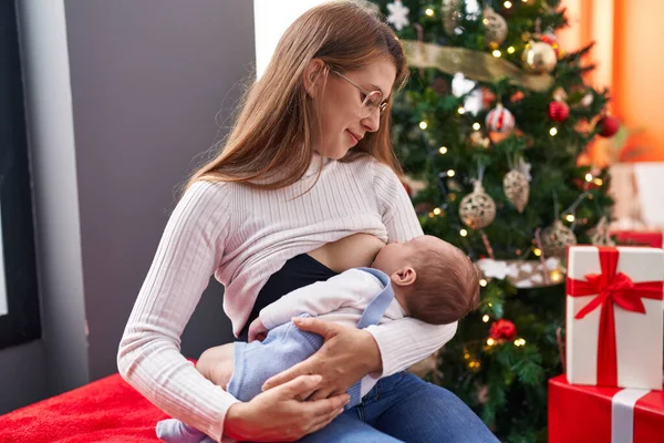 Anne Oğul Evde Noel Ağacının Yanında Bebeği Emziriyor — Stok fotoğraf