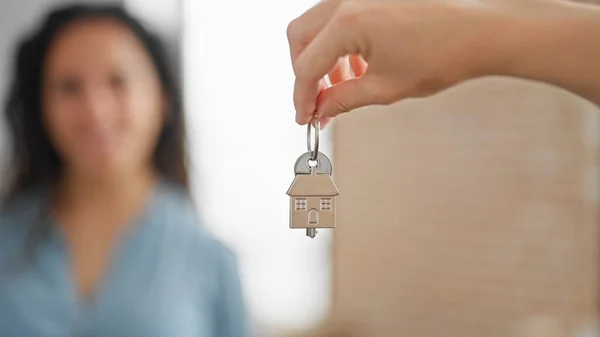 新しい家で家のキーを受け取る男女カップル — ストック写真