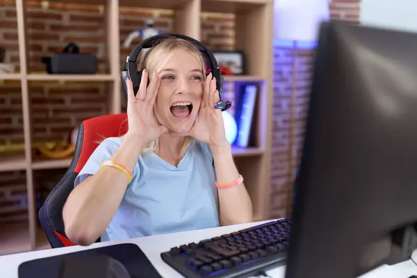 Νεαρή Καυκάσια Γυναίκα Που Παίζει Βιντεοπαιχνίδια Φορώντας Ακουστικά Χαμογελώντας Χαρούμενα — Φωτογραφία Αρχείου