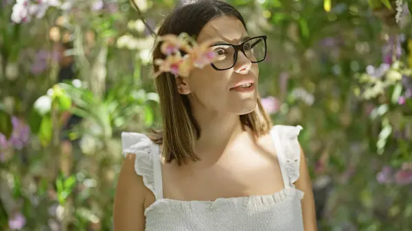 Mulher Hispânica Feliz Óculos Uma Exploração Imersiva Exposição Plantas Futuristas — Fotografia de Stock