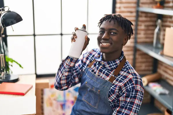 アフリカ系アメリカ人の芸術家が自信を持って落書きスプレーを保持笑顔でアートスタジオ — ストック写真