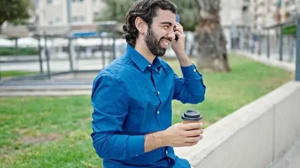 Joven Hispano Escuchando Mensaje Voz Con Smartphone Bebiendo Café Parque — Foto de Stock