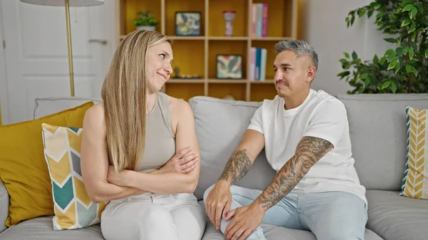 Mann Und Frau Sitzen Gemeinsam Auf Sofa Und Lächeln Hause — Stockfoto