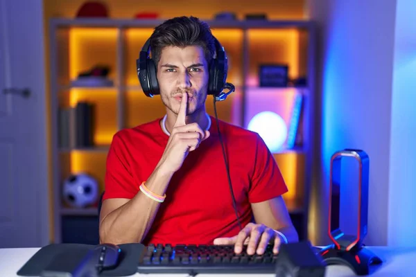 Latin Asıllı Genç Bir Adam Video Oyunu Oynuyor Parmakları Dudaklarında — Stok fotoğraf
