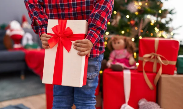 可敬的他惊慌失措的儿子背着礼物站在家里的圣诞树旁 — 图库照片