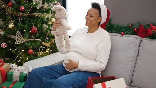 Genç Hamile Kadın Noel Kutluyor Oyuncak Ayıyı Evde Tutuyor — Stok fotoğraf