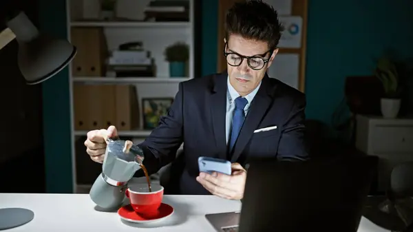 Jovem Trabalhador Negócios Hispânico Usando Smartphone Derramando Café Xícara Escritório — Fotografia de Stock