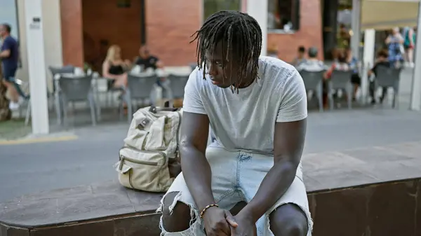 Africano Americano Olhando Para Lado Com Expressão Séria Sentado Banco — Fotografia de Stock