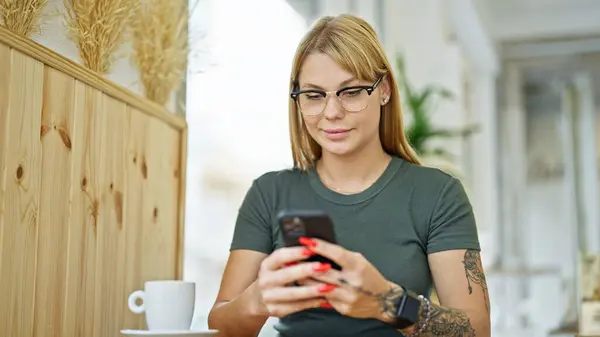 Junge Blonde Frau Lächelt Mit Smartphone Café — Stockfoto