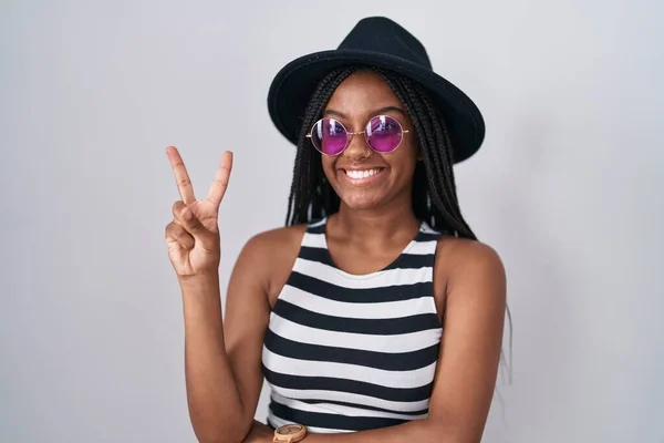 Giovane Afroamericano Con Trecce Che Indossano Cappello Occhiali Sole Sorridenti — Foto Stock