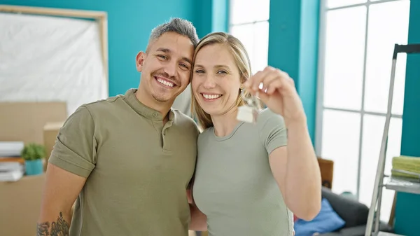Mann Und Frau Umarmen Sich Neuen Zuhause Mit Schlüsseln — Stockfoto