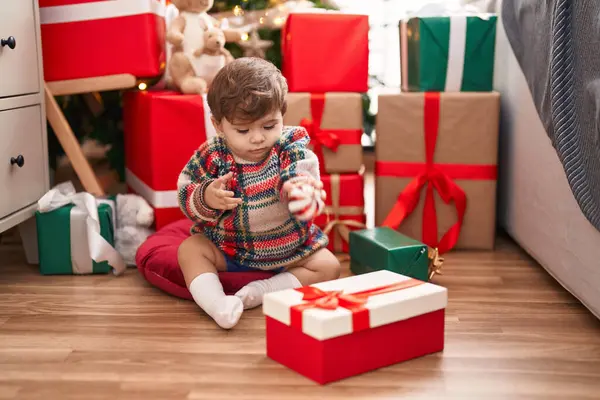 Adorable Niño Hispano Sentado Suelo Por Regalos Navidad Casa — Foto de Stock