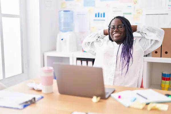 Afrika Kökenli Amerikalı Kadını Laptopunu Ofiste Elleri Rahat Olarak Kullanıyor — Stok fotoğraf