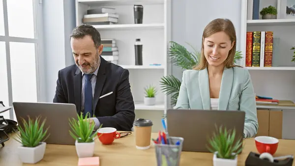 Dwóch Uśmiechniętych Biznesmenów Siedzących Razem Przy Biurku Pewnie Pracujących Laptopie — Zdjęcie stockowe