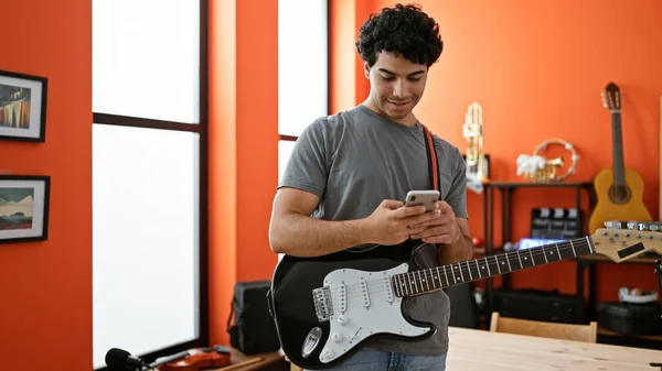Jovem Músico Latino Usando Smartphone Sorrindo Estúdio Música — Fotografia de Stock