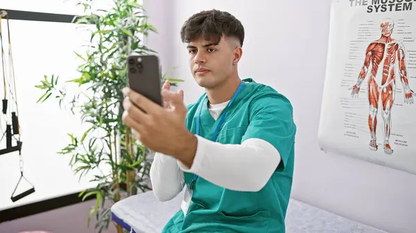 在康复诊所担任理疗师 在智能手机上对病人的康复之旅进行严肃的视频通话 这很有吸引力 — 图库照片